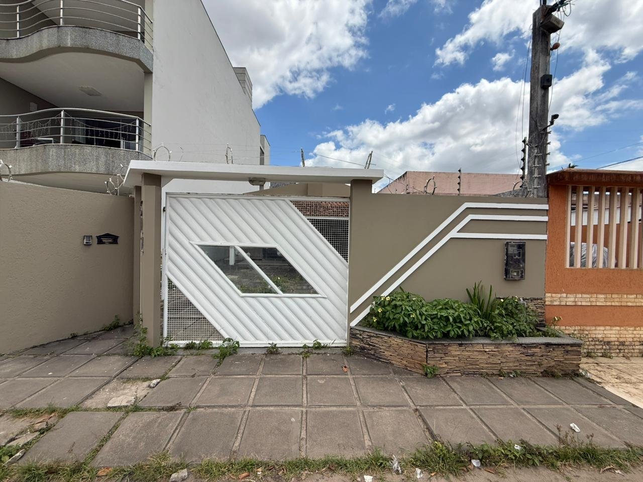 CASA NA AV. ESPERANÇA